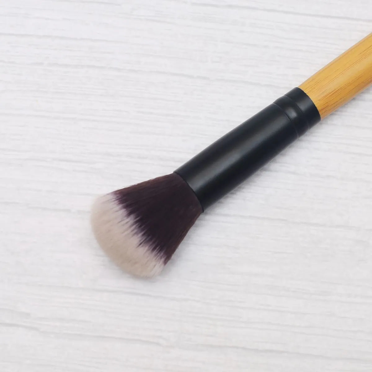 Flawless highlighting brush